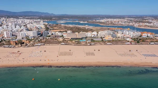 Vista aérea de la amplia y concurrida playa portuguesa de Rocha en Portimao, Algarve, Portugal. Disparo de dron —  Fotos de Stock