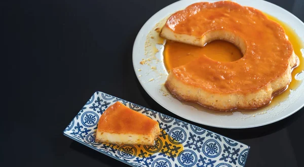 Pudding, köstliches brasilianisches Kondensmilch-Dessert, in Stücke geschnitten, auf einem Teller. — Stockfoto