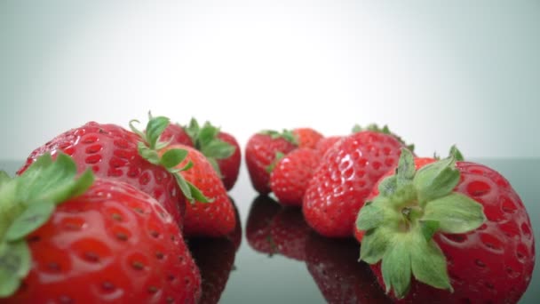 Reife, frische, natürliche Erdbeeren in Reflexion, in extremer Makro-Nahaufnahme. Vorwärts, rückwärts. — Stockvideo