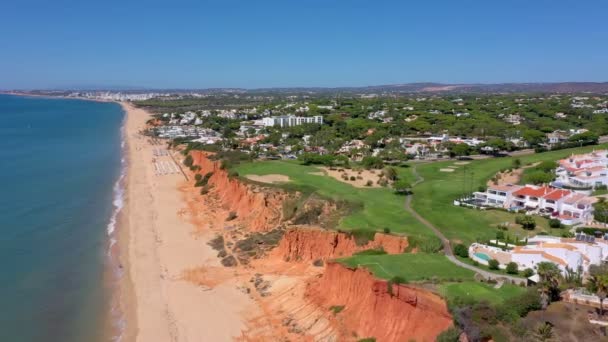 Imágenes aéreas de aviones no tripulados, disparando al pueblo turístico de Vale de Lobo, a orillas del Océano Atlántico, campos de golf para turistas. Portugal, Algarve. — Vídeo de stock