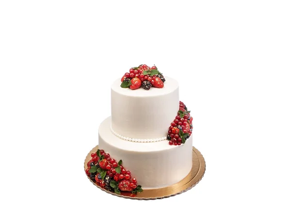 Delicioso pastel blanco de dos niveles, decorado con bayas y frutas. Sobre un fondo blanco aislado. Copiar espacio —  Fotos de Stock