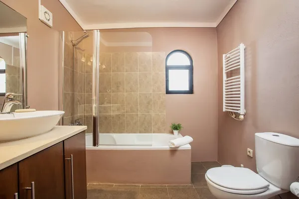 Moderno bagno tradizionale, con servizi igienici, vasca da bagno, piastrelle di ceramica tutto intorno. Con asciugatura, asciugamano, — Foto Stock