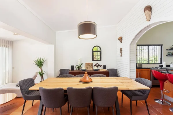 Sala de jantar mediterrânica moderna tradicional, decoração elegante com mesa e cadeiras. Com vista para a cozinha. — Fotografia de Stock