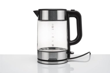 Cam, elektrik, beyaz arka planda modern şeffaf çaydanlık. Yakın plan..