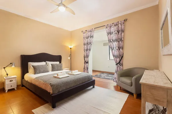 Dormitorio en estilo mediterráneo tradicional clásico con cama doble. — Foto de Stock