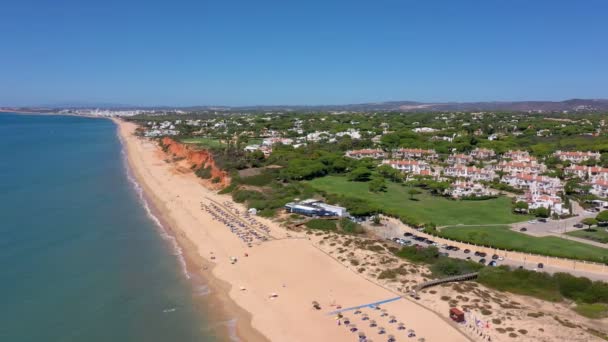 Drohnenaufnahmen aus der Luft, die das Touristendorf Vale de Lobo am Ufer des Atlantiks filmen, Golfplätze für Touristen. Portugal, Algarve. — Stockvideo