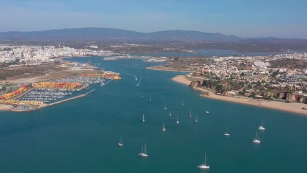 Vista aérea da baía da marina portuguesa, na cidade turística de Portimão, iates em primeiro plano e a montanha Monchique. — Vídeo de Stock