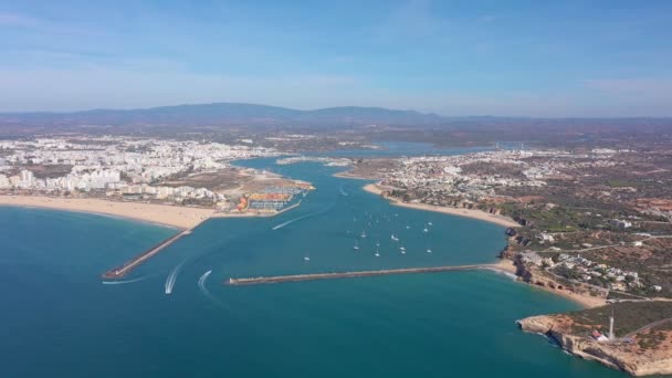 Légi kilátás az öbölre a portugál kikötő, a turisztikai város Portimao, törésvizek és jachtok az előtérben. — Stock videók