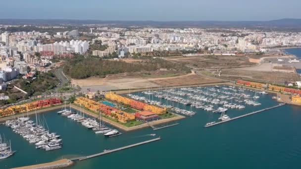 Vista aérea de la bahía portuaria portuguesa, en la ciudad turística de Portimao, barcos yate de turistas de lujo . — Vídeo de stock