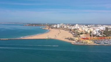 Portimao 'nun turistik kasabasındaki Portekiz marina körfezinin hava manzarası. Lüks turistlerden oluşan yat tekneleri. .