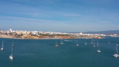 Portimao 'nun turistik kasabasındaki Portekiz marina körfezinin hava manzarası. Lüks turistlerden oluşan yat tekneleri. .