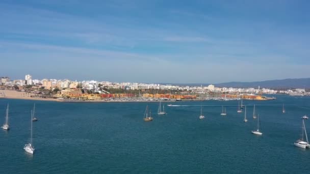 Vista aérea da baía da marina portuguesa, na cidade turística de Portimão, iates de turistas de luxo . — Vídeo de Stock