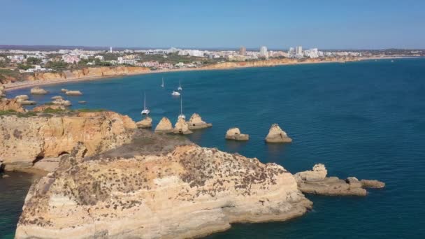 Letecký pohled, bezpilotní záběry, Alemao Beach, Vao, portugalské pobřeží Algarve a rekreanti. Jachty a katamarán v popředí. — Stock video