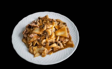 Geleneksel Çin baharatlı güveç ve bambuda mantar. Siyah bir arkaplanda, yakın plan. Boşluğu kopyala