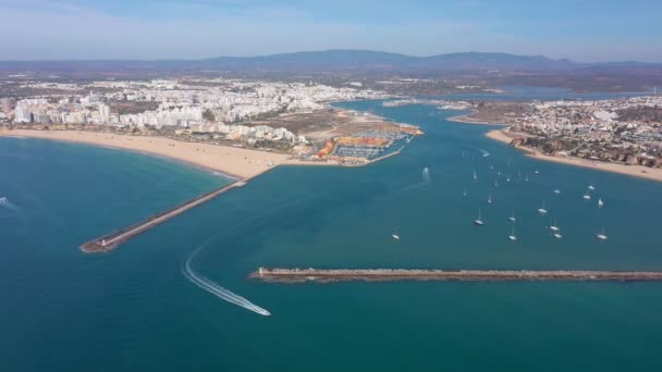 Légi kilátás az öbölre a portugál kikötő, a turisztikai város Portimao, törésvizek és jachtok az előtérben. — Stock videók