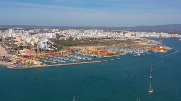 Vista aérea da baía da marina portuguesa, na cidade turística de Portimão, iates de turistas de luxo . — Vídeo de Stock