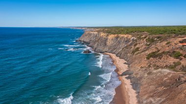 Portekiz 'in dağlık kıyı şeridi Vicentina' nın hava manzarası. Aljezur köyü, sahil Vale dos Homens. Sagres