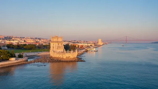Letecký pohled na portugalské historické lidové dědictví, Věž Belem, na řece Tagus. Během západu slunce. — Stock fotografie