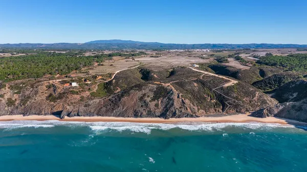 Widok z lotu ptaka na portugalskie wybrzeże, Vicentina. Wioska Aljezur, plaża Vale dos Homens. Sagry — Zdjęcie stockowe