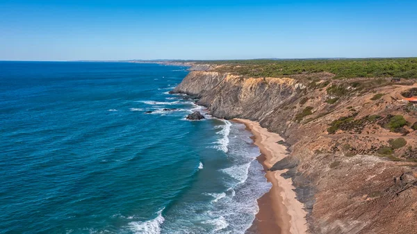 Widok z lotu ptaka na portugalskie wybrzeże, Vicentina. Wioska Aljezur, plaża Vale dos Homens. Sagry — Zdjęcie stockowe