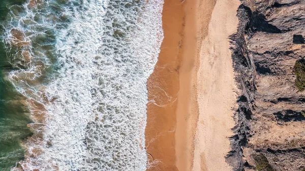 Widok z lotu ptaka na plażę i skały. Widok z lotu ptaka fale morskie i turkusowa woda i fale. — Zdjęcie stockowe