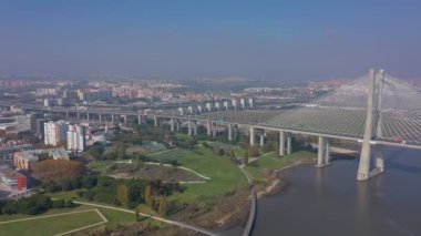 Lizbon, Portekiz, Vasco da Gama köprüsünün hava manzarası, şehir ve park manzarası, sisli, güzel bir sabah, araba trafiği sırasında.