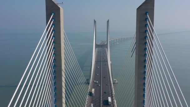 Lizbon, Portekiz, hava manzaralı, ortadan geçiyor. Vasco da Gama köprüsünde, sisli bir sabah, araba trafiği sırasında. — Stok video