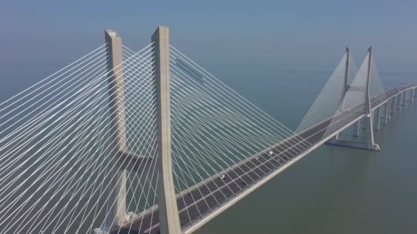 Lisabon, Portugalsko, letecký pohled na most Vasco da Gama, v zamlženém krásném ránu, během automobilové dopravy. — Stock video