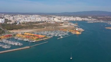 Portimao 'nun turistik kasabasındaki Portekiz marina körfezinin hava manzarası. Lüks turistlerden oluşan yat tekneleri. .