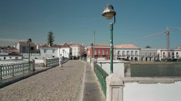 Древний исторический португальский город Тавира, прогулки по арабскому мосту, по реке Гилао на булыжнике. Стрельба со стабилизатором. — стоковое видео