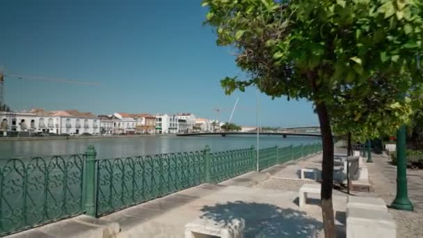 Antik Portekiz 'in tarihi kasabası Tavira, Arap köprüsü boyunca yürüyor, Gilao nehri üzerinde kaldırım taşları üzerinde. Dengeleyiciyle ateş etmek. — Stok video