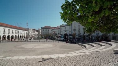 Portekiz 'in güneydeki Tavira kasabasında tarihi geleneksel evlerle dolu sokaklar. Cumhuriyetçi pratiği. Dengeleyiciyle ateş etmek.