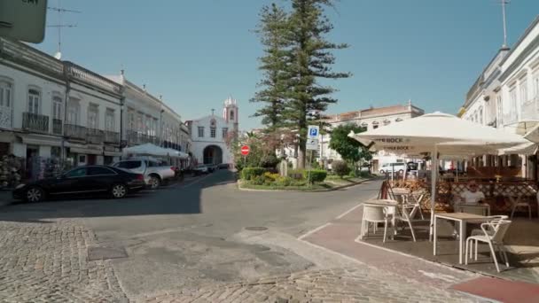타비라 (Tavira) 는 전통적 인 가옥 이 있는 남부 도시의 포르투갈 거리이다. 알라고아 정원. 안전 장치를 사용하여 촬영. — 비디오