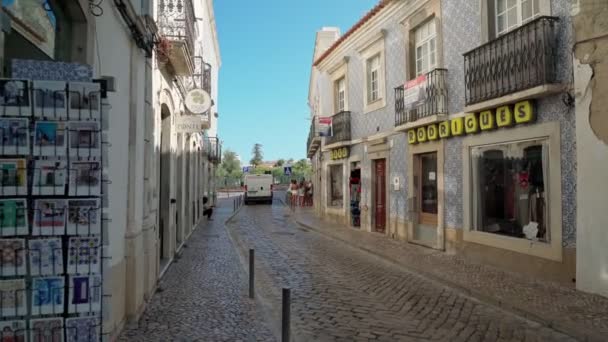 Portugalské ulice v jižním městě Tavira, s historickými tradičními domy. Střelba stabilizátorem. — Stock video