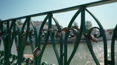 Portekiz Roma köprüsünün çitlerinde asma kilit, güneydeki Tavira kasabası, yeni evlilerin sevgi ve karşılıklı duygularının sembolü..