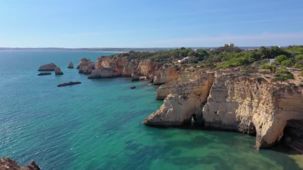 Härlig utsikt över portugisiska steniga stränder nära staden Portimao. För resten av turisterna. Algarve. — Stockvideo