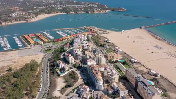 Deliciosa vista aérea de la ciudad portuguesa de Portimao en el puerto marítimo para yates y barcos amarrados. Turistas de lujo. — Vídeo de stock