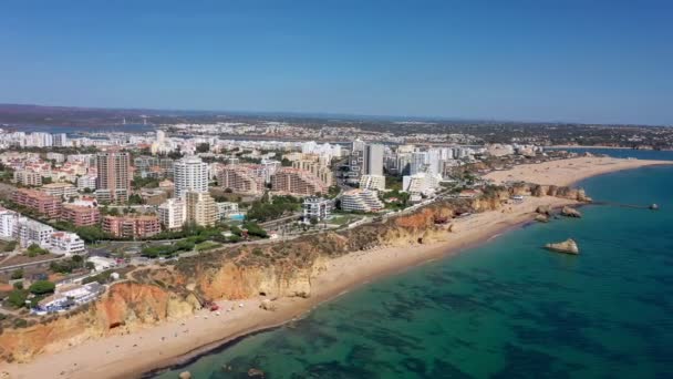 Vacker flygutsikt över den portugisiska södra staden Portimao, över de fantastiska stränderna och klarblått hav. — Stockvideo