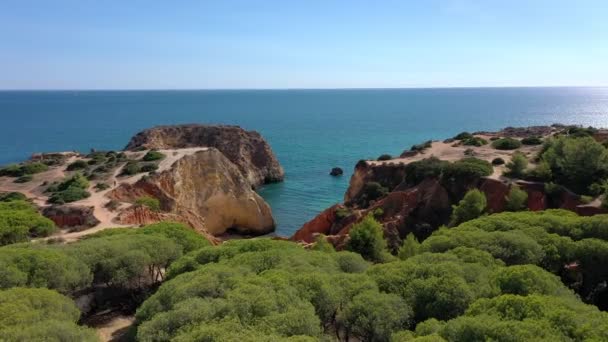 포르 티 마오 시 근처에 있는 포르투갈의 바위가 많은 해변의 매혹적 인 공중 풍경. 남은 관광객들을 위해서요. 알가르브. — 비디오