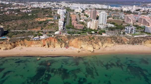 Belas vistas aéreas da cidade portuguesa de Portimão, sobre as deslumbrantes praias e o mar azul claro. movimento drone paralelo. — Vídeo de Stock