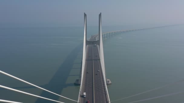 Lisboa, Portugal, vista aérea del puente Vasco da Gama, en una hermosa mañana brumosa, durante el tráfico de automóviles. — Vídeos de Stock