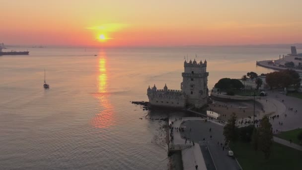 Lissabon, Portugal, flygutsikt över Belem Tower, Torre de Belem. Vid Tagus floden vid solnedgången, båtar och båtar på floden — Stockvideo