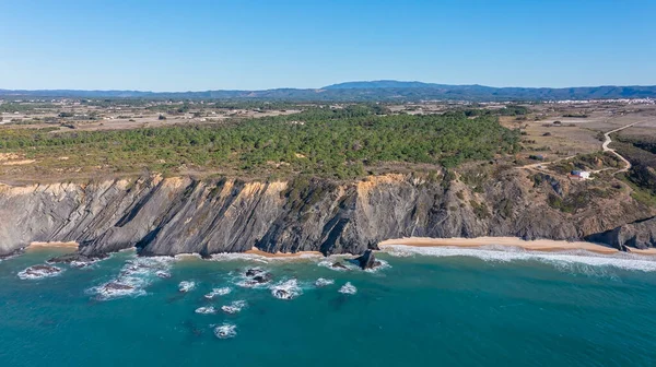 Vista aérea de la costa portuguesa de la montaña, Vicentina. Aljezur pueblo, playa Vale dos Homens. Sagres —  Fotos de Stock