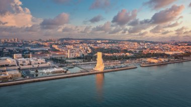 Portekiz Keşifler Anıtı 'na bakan muhteşem gün batımı manzarası Padrao dos Descobrimentos. Belem. Arka planda Jeronimos Kalesi.