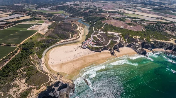 Flygfoto panorama över byn och Odeceixe stranden, på sommaren i Algarve. Portugal — Stockfoto