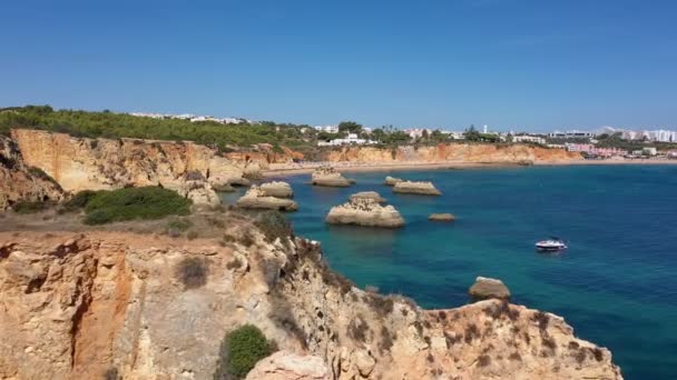 Portimao şehrinin yakınlarındaki Portekiz kayalık plajlarının hoş hava manzarası. Turistlerin geri kalanı için. Algarve. — Stok video