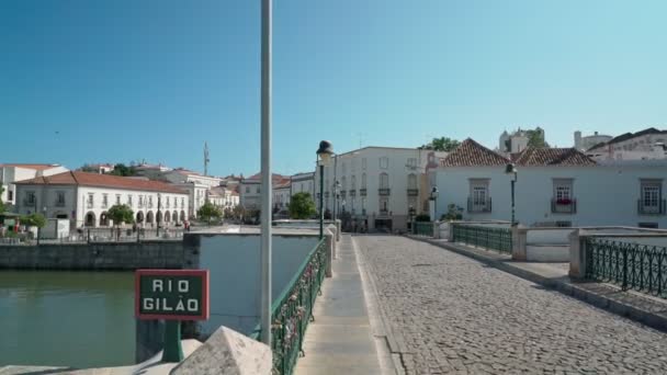 De oude historische Portugese stad Tavira, wandelingen langs de Arabische brug, op de rivier Gilao op de kasseien. Schieten met een stabilisator. — Stockvideo