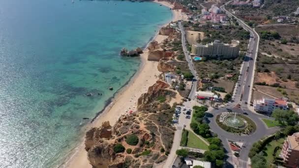 Hermosas vistas aéreas de la ciudad portuguesa del sur de Portimao, sobre las impresionantes playas y el mar azul claro. — Vídeo de stock