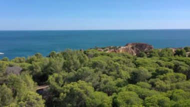 Portimao şehrinin yakınlarındaki Portekiz kayalık plajlarının hoş hava manzarası. Turistlerin geri kalanı için. Algarve.