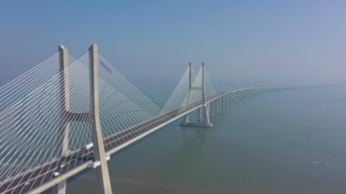 Lizbon, Portekiz, Vasco da Gama köprüsünün hava görüntüsü, sisli güzel bir sabah, araba trafiği sırasında.
